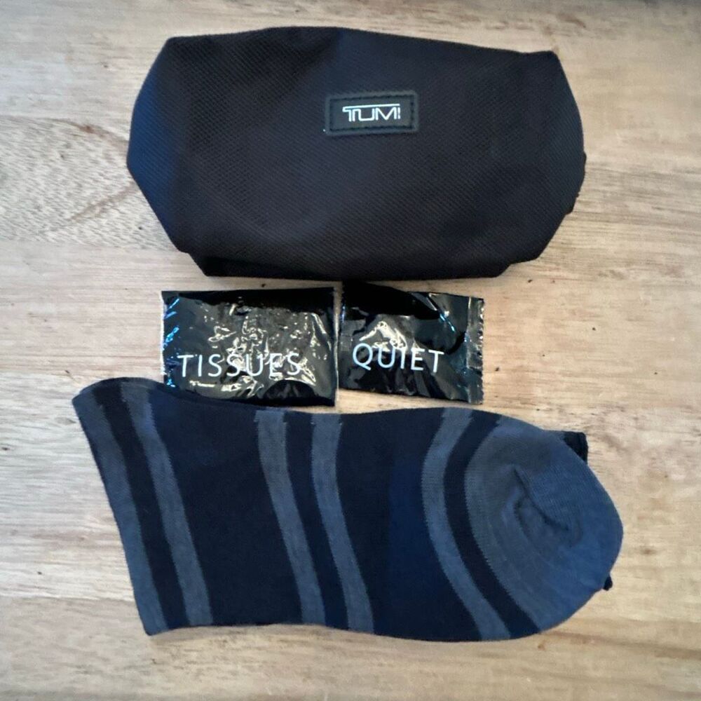 Tumi for Delta 4 pc cosmetic bag travel bag pouch bag black socks earplugs tissu